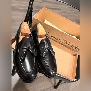 Johnson & Murphy Men’s Tassel Shoe. Color Black. Size 7￼